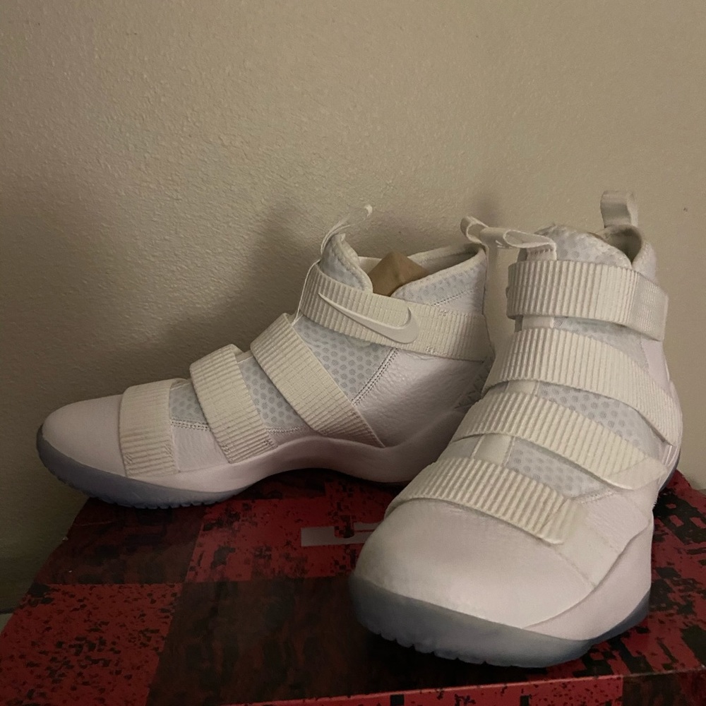 NIKE LEBRON SOLDIER XI